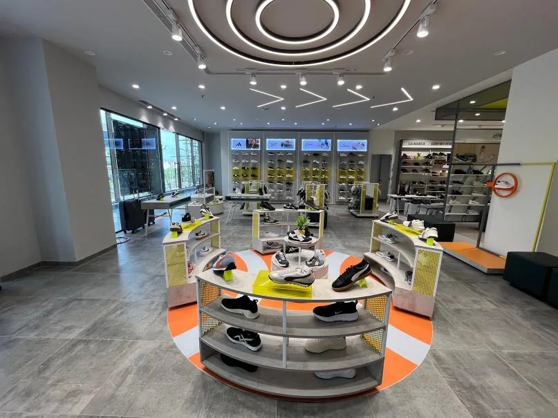 Retail footwear interior shown in Magnate profile